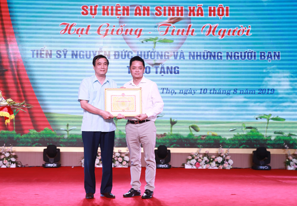 10.8.2019_trao_ky_niem_chuong_hung_vuong.jpg