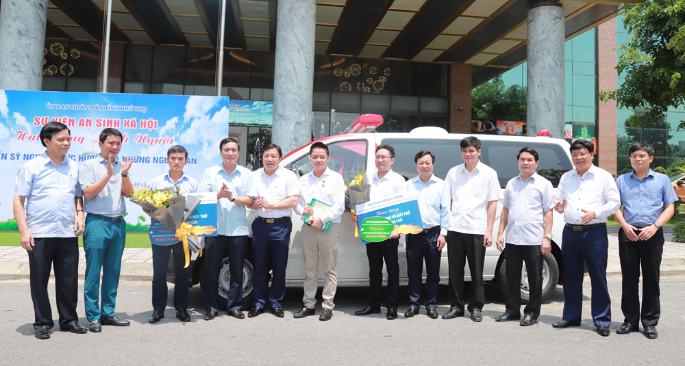 10.8.2019_trao_xe_cuu_thuong_y_te.jpg
