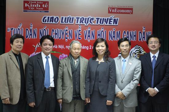 hoi_chuyen_doanh_nhan_nha_quan_ly_tuoi_dan.jpg