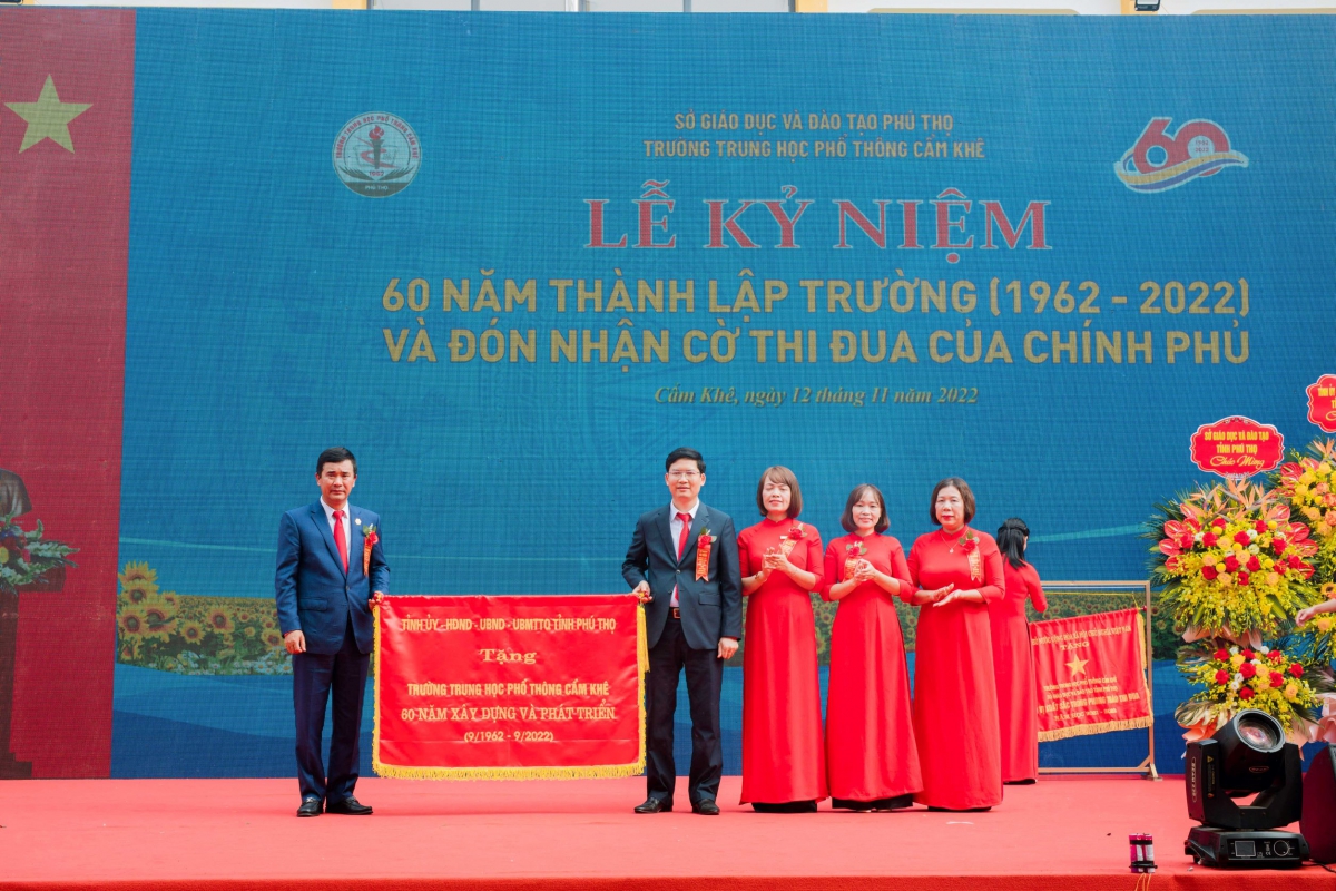 truong_thpt_cam_khe_1.jpg